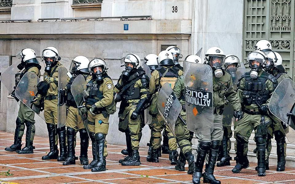Απίστευτες εικόνες! Σύριγγες και σύνεργα χρήσης ναρκωτικών έξω από δημοτικό σχολείο – Βίντεο
